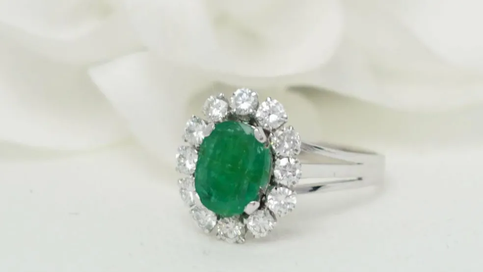 Bague Marguerite émeraude ovale et diamants