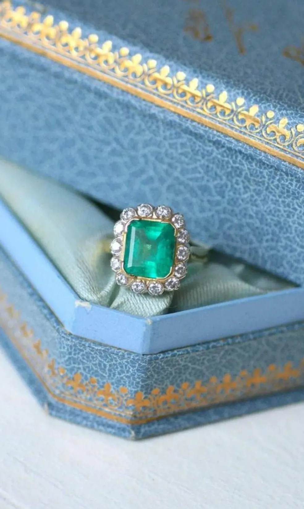 Bague Marguerite émeraude Colombie 3.20 Cts et diamants