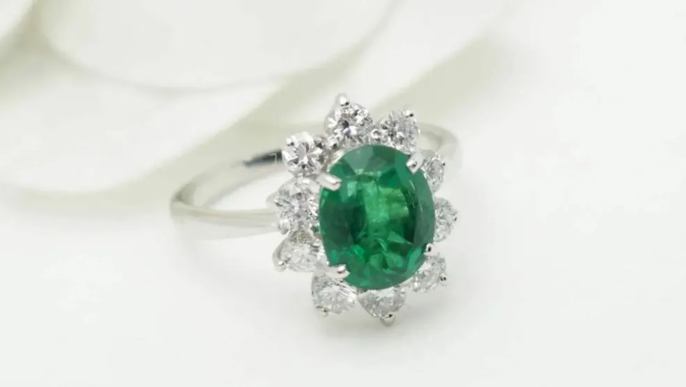 Bague Marguerite émeraude de Zambie diamants
