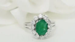 Bague Marguerite émeraude ovale et diamants