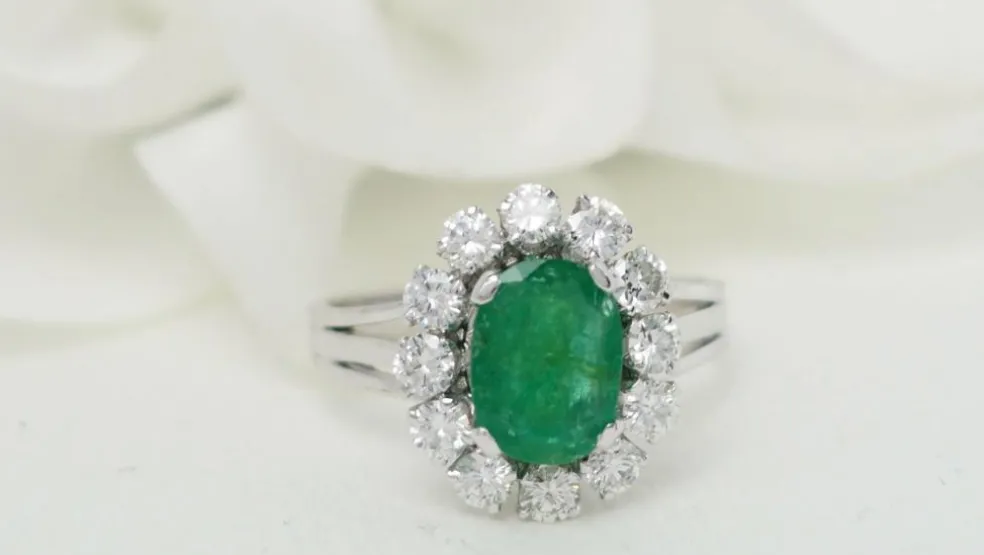 Bague Marguerite émeraude ovale et diamants