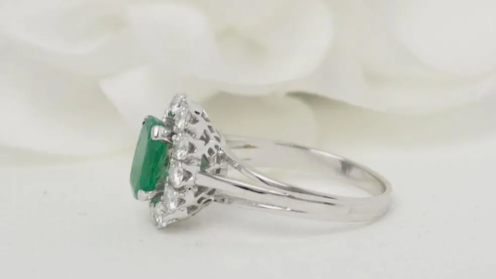 Bague Marguerite émeraude ovale et diamants