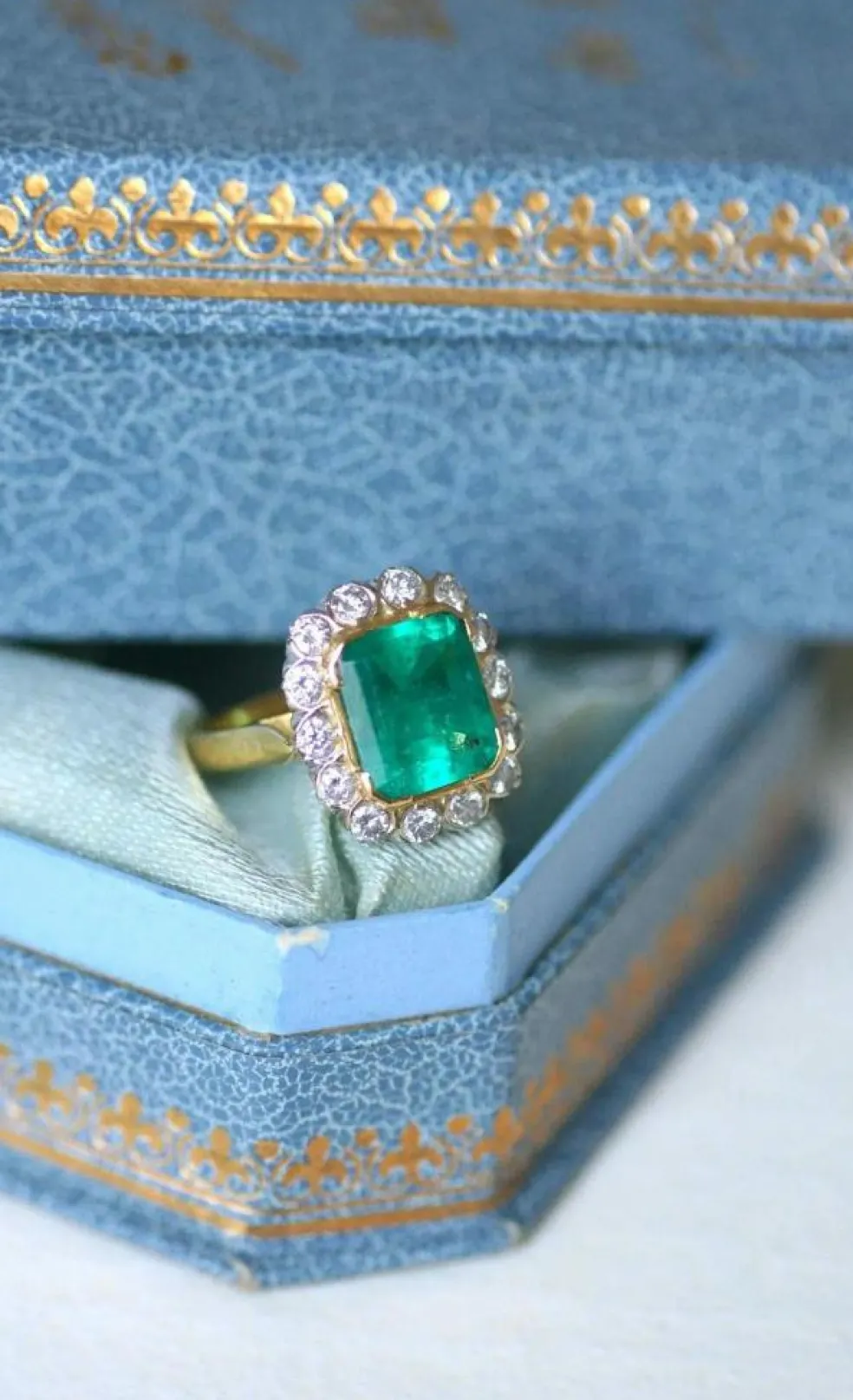Bague Marguerite émeraude Colombie 3.20 Cts et diamants