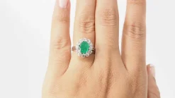 Bague Marguerite émeraude ovale et diamants