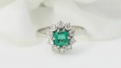 Bague marguerite or blanc, émeraude et diamants