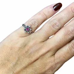Bague marguerite or blanc, rubis, diamants