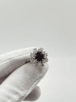 Bague marguerite or blanc, saphir, diamants