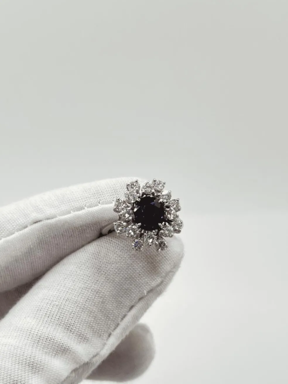 Bague marguerite or blanc, saphir, diamants