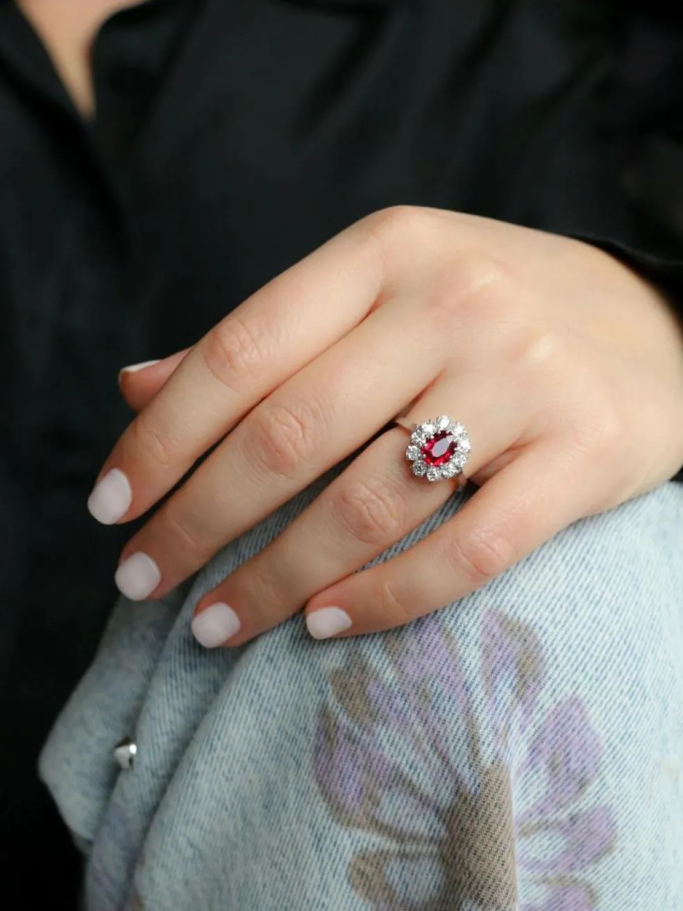 Bague marguerite or blanc rubis ovale diamants