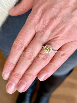 Bague marguerite or blanc saphir jaune diamants