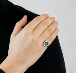Bague marguerite or blanc, émeraude et diamants