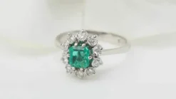 Bague marguerite or blanc, émeraude et diamants