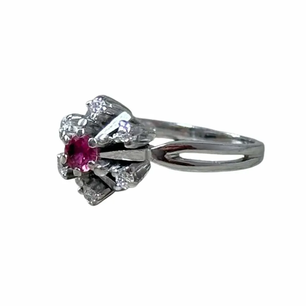 Bague marguerite or blanc, rubis, diamants