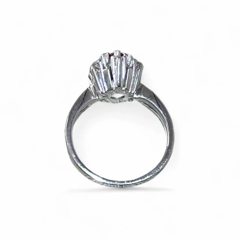 Bague marguerite or blanc, rubis, diamants