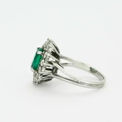 Bague marguerite or blanc, émeraude et diamants