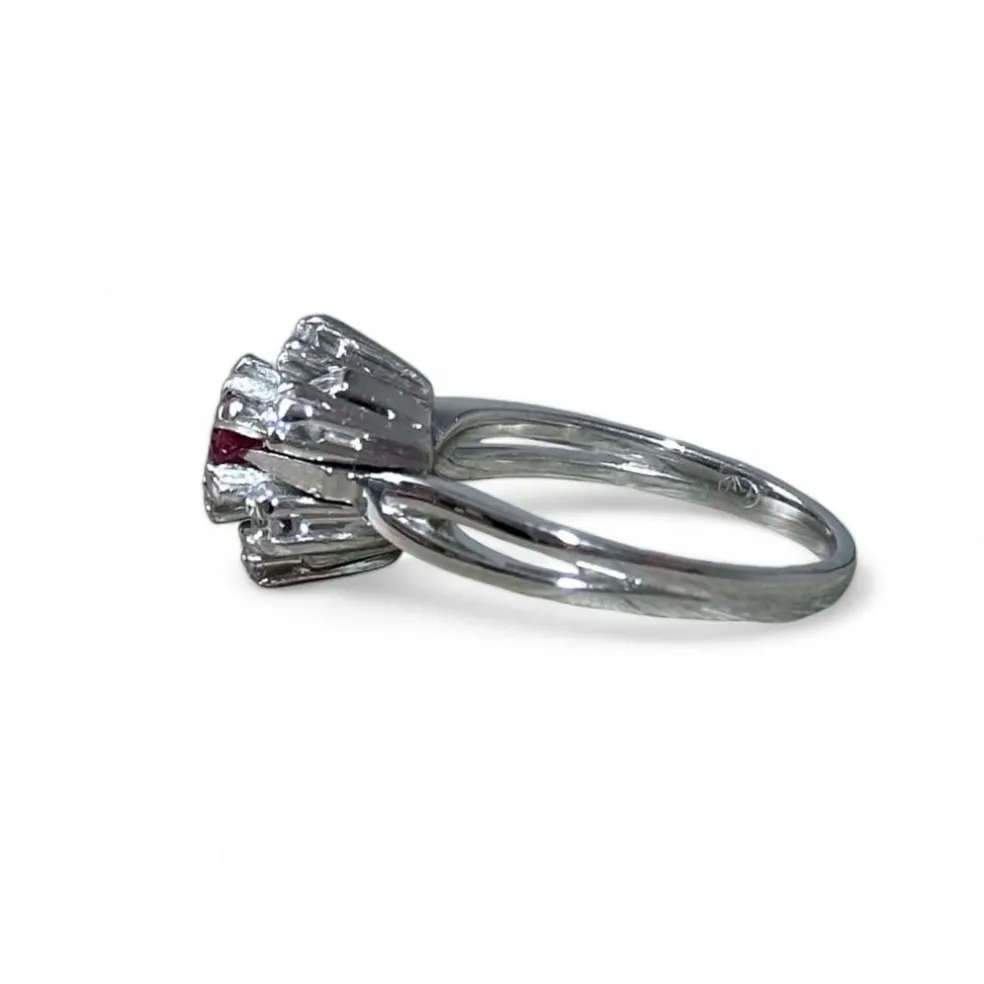 Bague marguerite or blanc, rubis, diamants