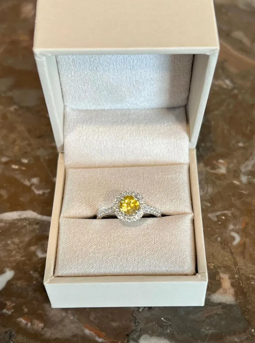 Bague marguerite or blanc saphir jaune diamants