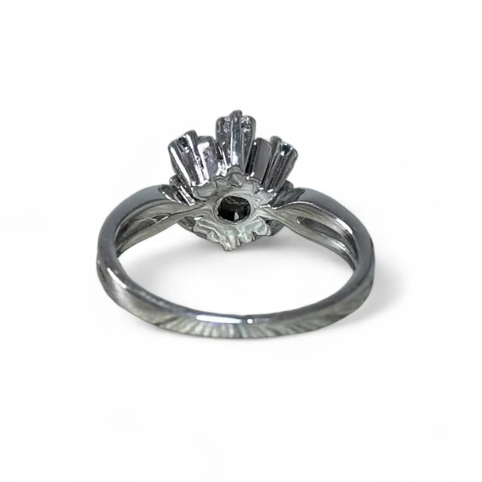 Bague marguerite or blanc, rubis, diamants
