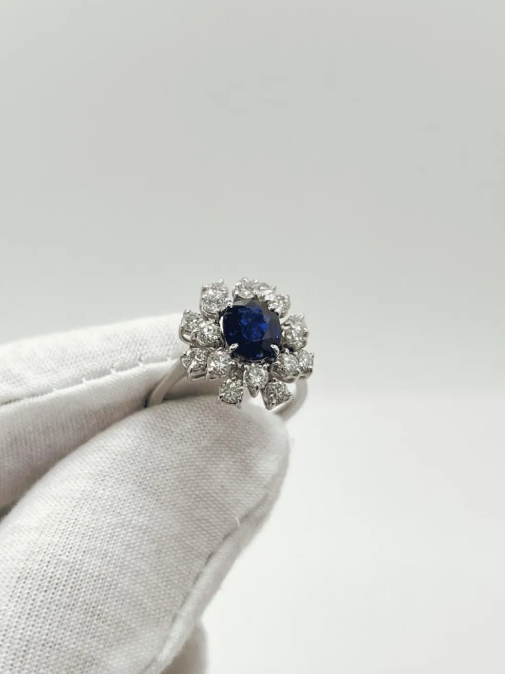 Bague marguerite or blanc, saphir, diamants