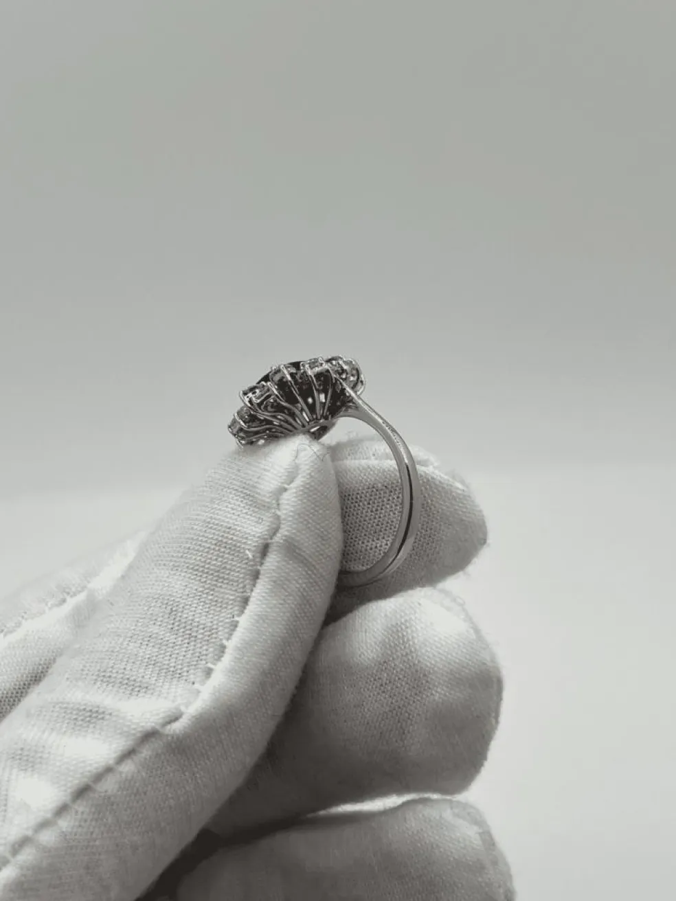 Bague marguerite or blanc, saphir, diamants