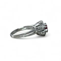 Bague marguerite or blanc, rubis, diamants