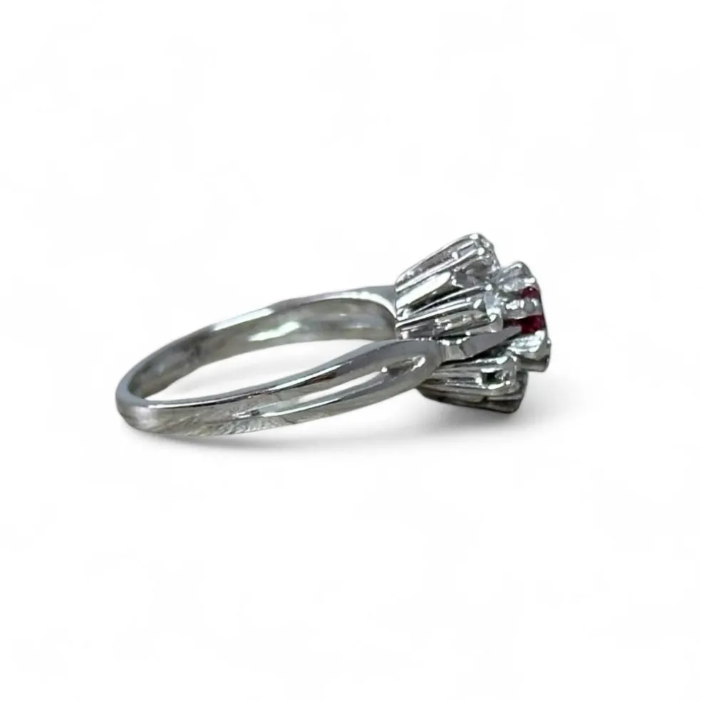 Bague marguerite or blanc, rubis, diamants