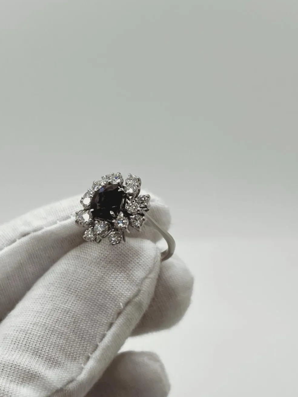 Bague marguerite or blanc, saphir, diamants