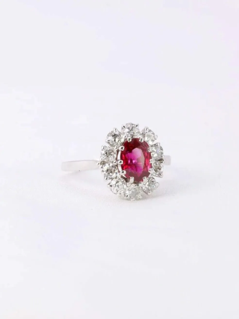 Bague marguerite or blanc rubis ovale diamants