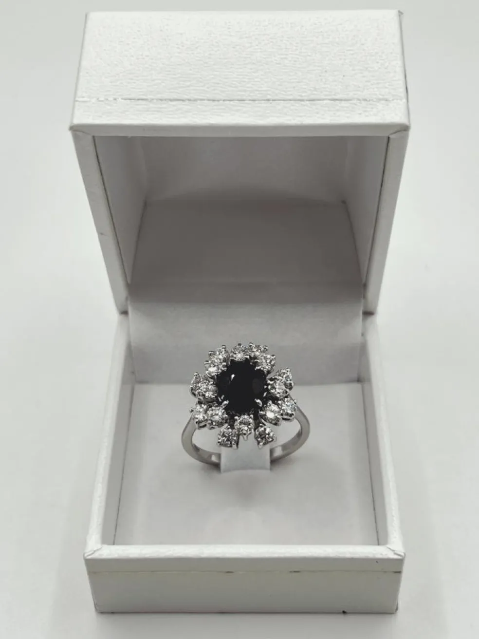 Bague marguerite or blanc, saphir, diamants
