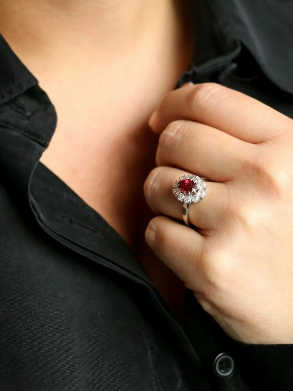 Bague marguerite or blanc rubis ovale diamants