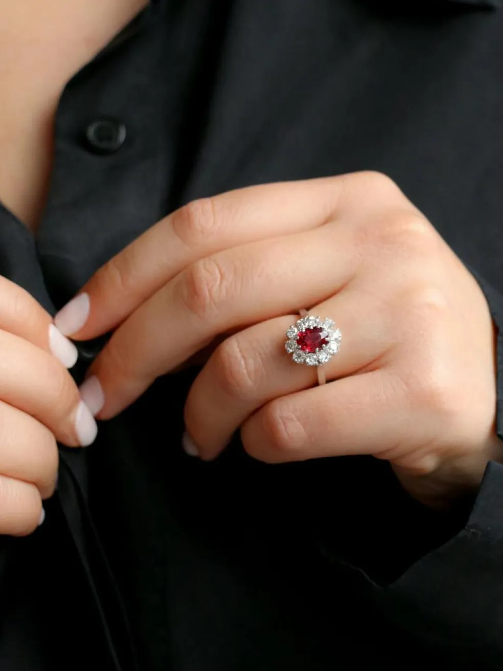 Bague marguerite or blanc rubis ovale diamants
