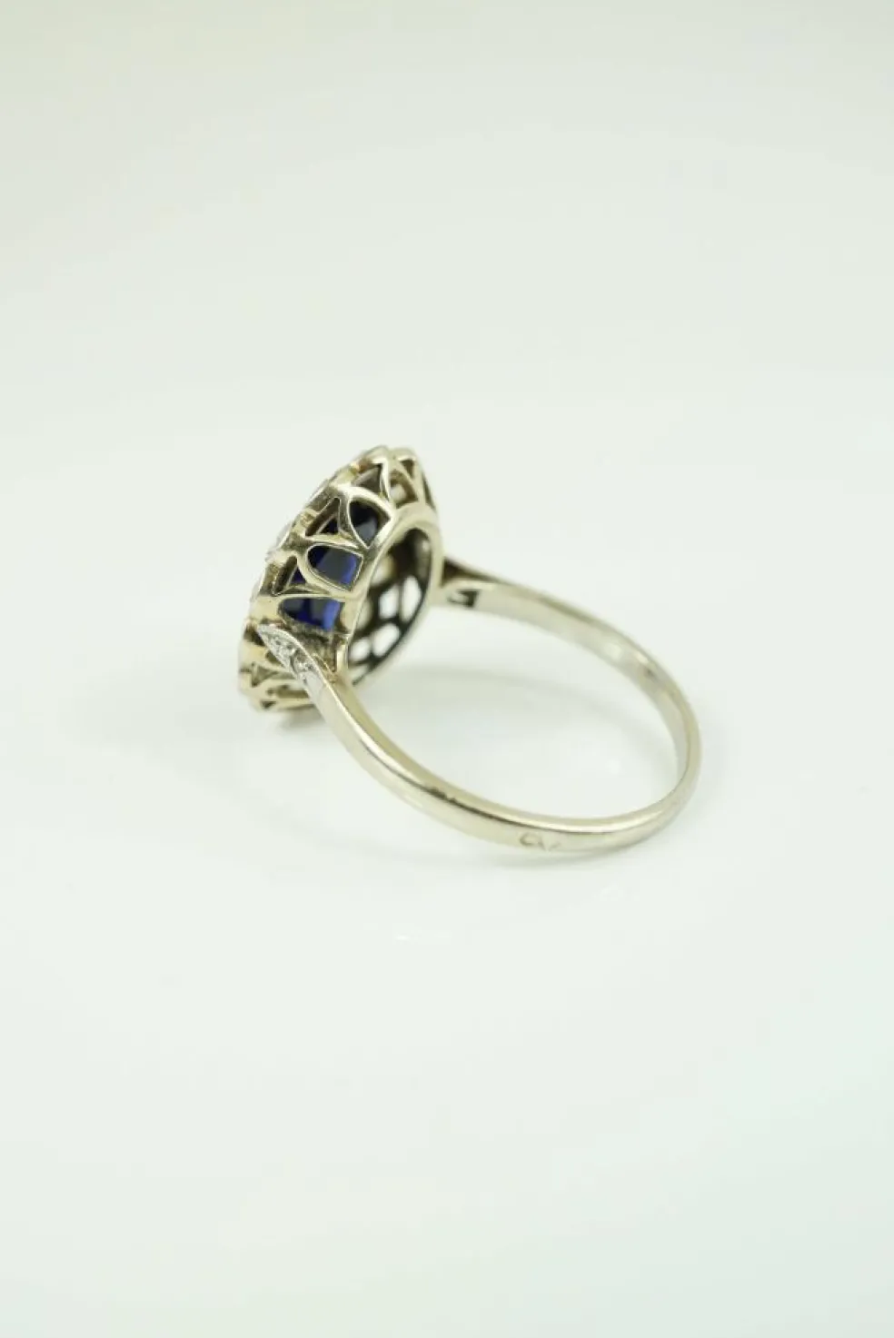 Bague marguerite or diamants et saphir synthètique art déco
