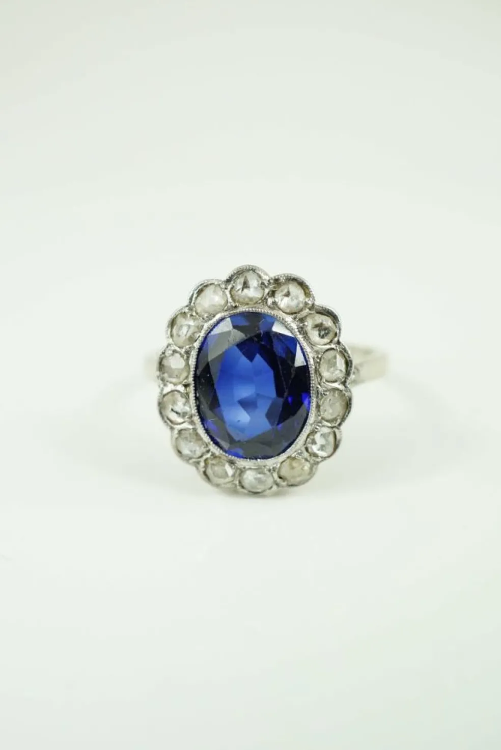 Bague marguerite or diamants et saphir synthètique art déco