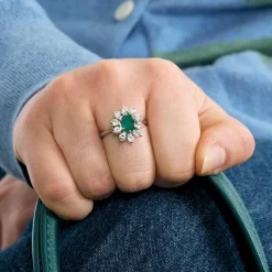 Bague Marguerite or gris et jaune, diamants et émeraude