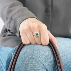 Bague Marguerite or gris, émeraude et diamants