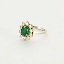 Bague Marguerite or gris et jaune, diamants et émeraude