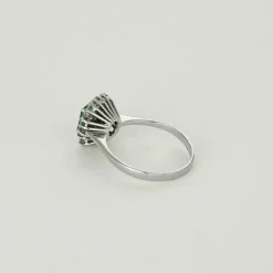 Bague Marguerite or gris, émeraude et diamants