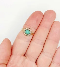 Bague marguerite or jaune, cabochon de turquoise, diamants et perles (circa 1900)