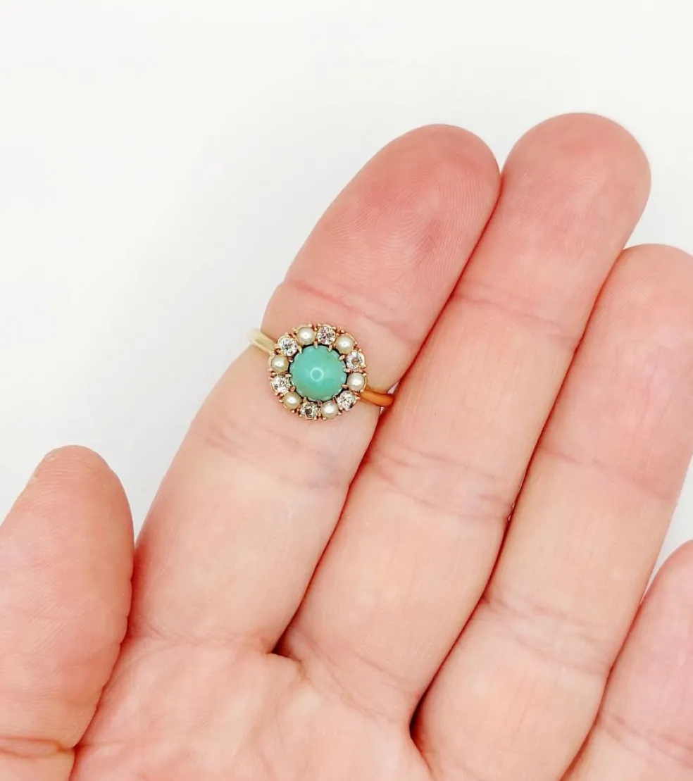 Bague marguerite or jaune, cabochon de turquoise, diamants et perles (circa 1900)