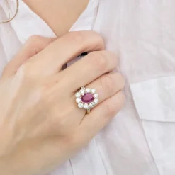 Bague marguerite or jaune et platine, diamants et saphirs rose