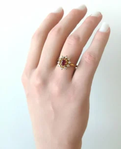 Bague marguerite or jaune, rubis et diamants