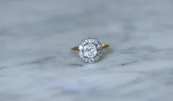 Bague Marguerite or jaune diamants coussin 1.68 Cts