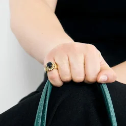 Bague marguerite, or jaune, saphir et diamants