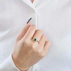Bague marguerite or jaune, émeraude et diamants