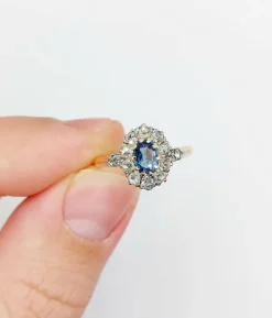 Bague marguerite or jaune, saphir synthétique et diamants (circa 1900)