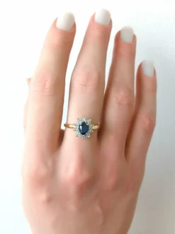 Bague marguerite or jaune, saphir, diamants