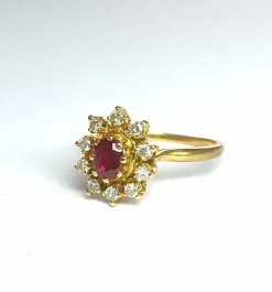 Bague marguerite or jaune, rubis et diamants