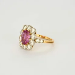 Bague marguerite or jaune et platine, diamants et saphirs rose