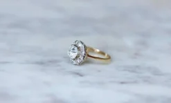 Bague Marguerite or jaune diamants coussin 1.68 Cts