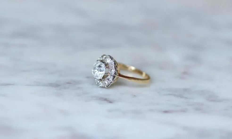 Bague Marguerite or jaune diamants coussin 1.68 Cts